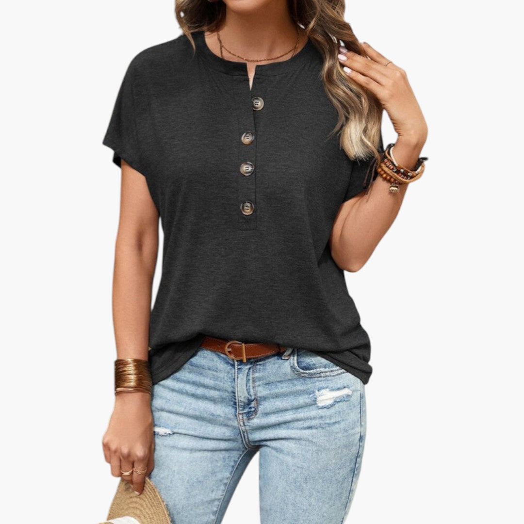 Dam t-shirt med detaljerad knappslå, rund hals och kort ärm. Perfekt för vår och sommar, både elegant och bekväm.