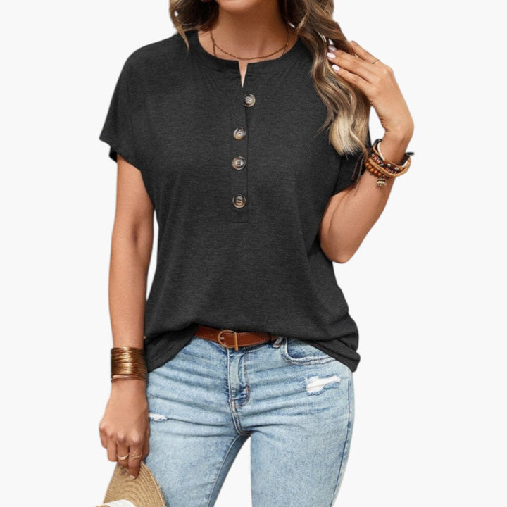 Dam t-shirt med detaljerad knappslå, rund hals och kort ärm. Perfekt för vår och sommar, både elegant och bekväm.