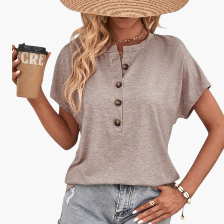Kortärmad dam t-shirt med rund hals och knappslå, idealisk för en bekväm och elegant vardagslook.