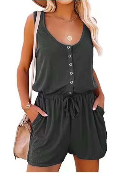 Ärmlös kort damjumpsuit med praktisk knappstängning framtill, idealisk för en avslappnad sommarlook.
