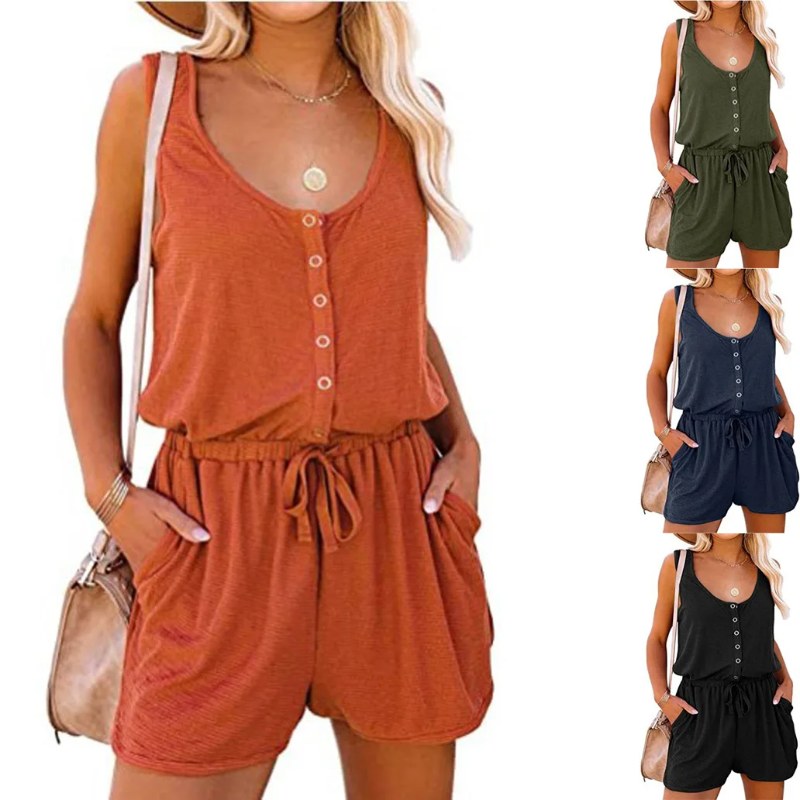 Kort ärmlös damjumpsuit med knappdetaljer, framhäver en avslappnad och stilren silhuett för sommaren.
