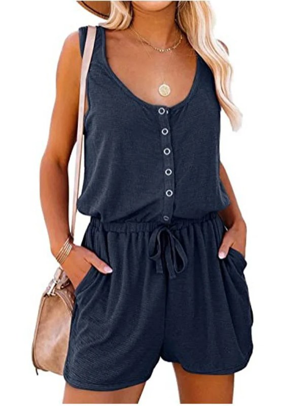 Detaljbild av knappstängningen på en ärmlös kort damjumpsuit, betonar kvalitet och design.