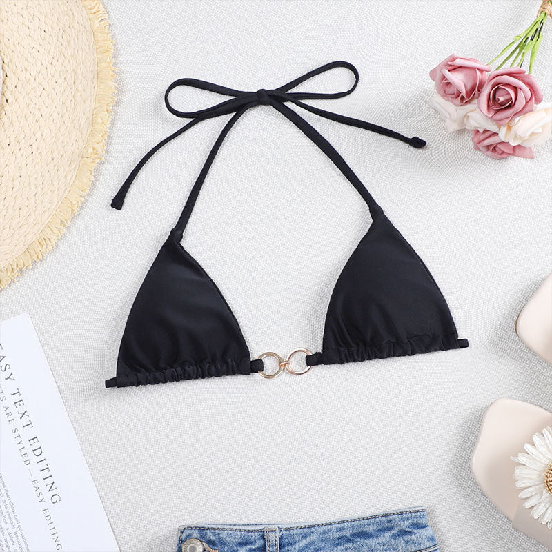 Närbild på en guldring som sammanfogar triangelbikini-toppen, en lyxig detalj på badkläder för dam.