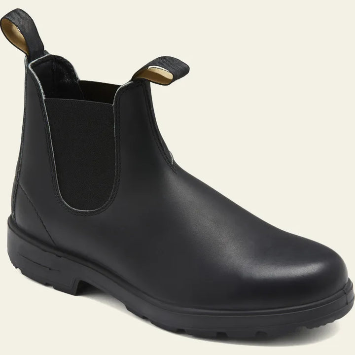 Närbild på robusta, slip-on Chelsea-stövlar för män, idealiska som bekväma vardagsskor.
