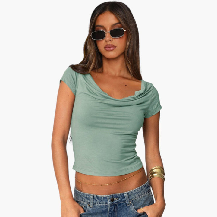 Stilren kortärmad t-shirt för dam, med draperad krage för en chic touch. En bekväm och mångsidig topp.