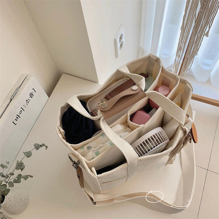 "Enfärgad dam tygkasse i robust canvas, med breda handtag och stor kapacitet. Perfekt som chic och hållbar väska."