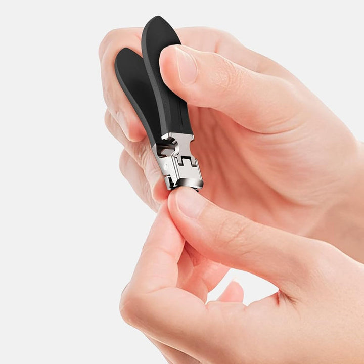 Ergonomisk antistänk nagelklippare i rostfritt stål med bred käköppning och snedställd skäregg, bekvämt handtag.
