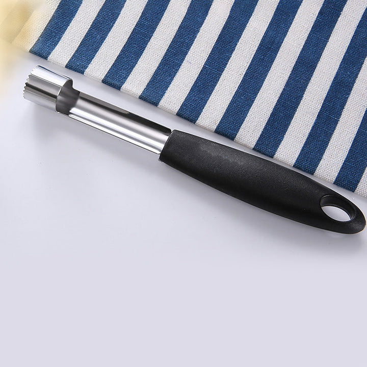 "Ergonomisk äpple corer i rostfritt stål med svart handtag, idealisk för kärning av frukt. Lätt att använda och rengöra."
