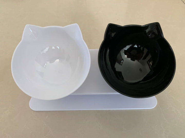 Innovativ kattmatskål, ergonomiskt designad med lutning. En upphöjd lösning för din katts välbefinnande.