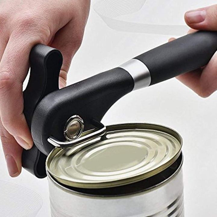 "Ergonomisk konservöppnare i rostfritt stål med långt handtag och släta kanter, idealisk för alla kök."