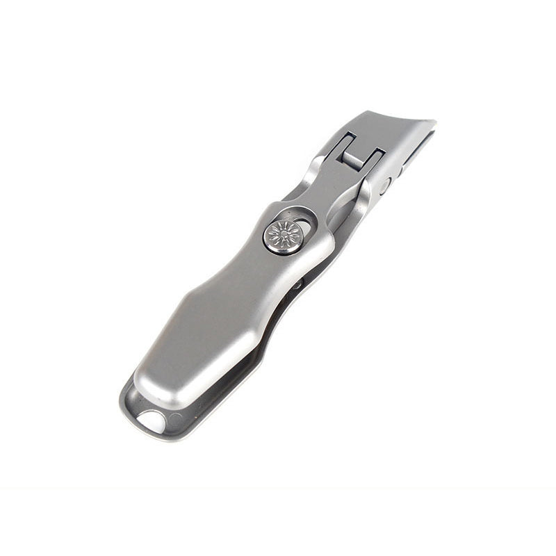 "Ergonomisk silver sned nagelklippare i rostfritt stål, stilrent och skarpt verktyg för perfekt nagelvård."