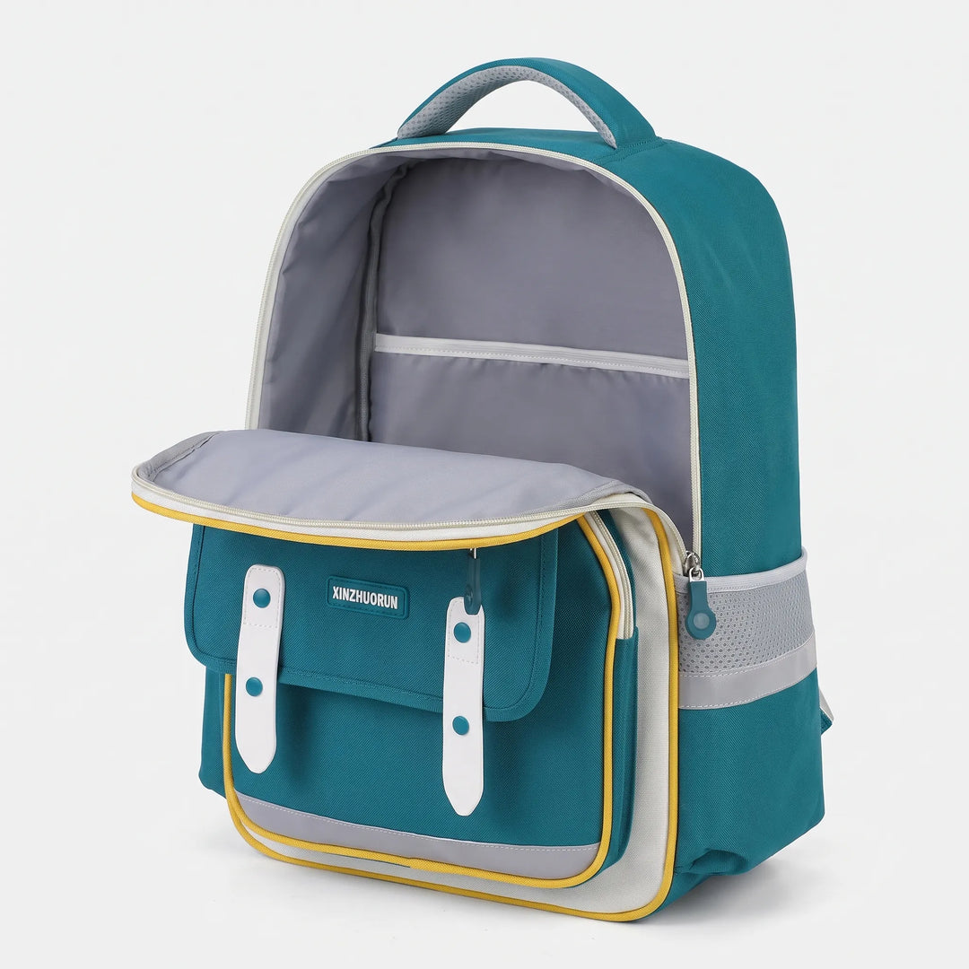 Vattentålig skolryggsäck med robust design, skyddar böcker och skolmaterial i alla väder.
