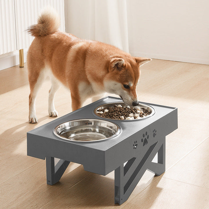Praktisk upphöjd hundmatskål, ett viktigt djurtillbehör för valp eller seniorhund. Erbjuder ergonomisk komfort.