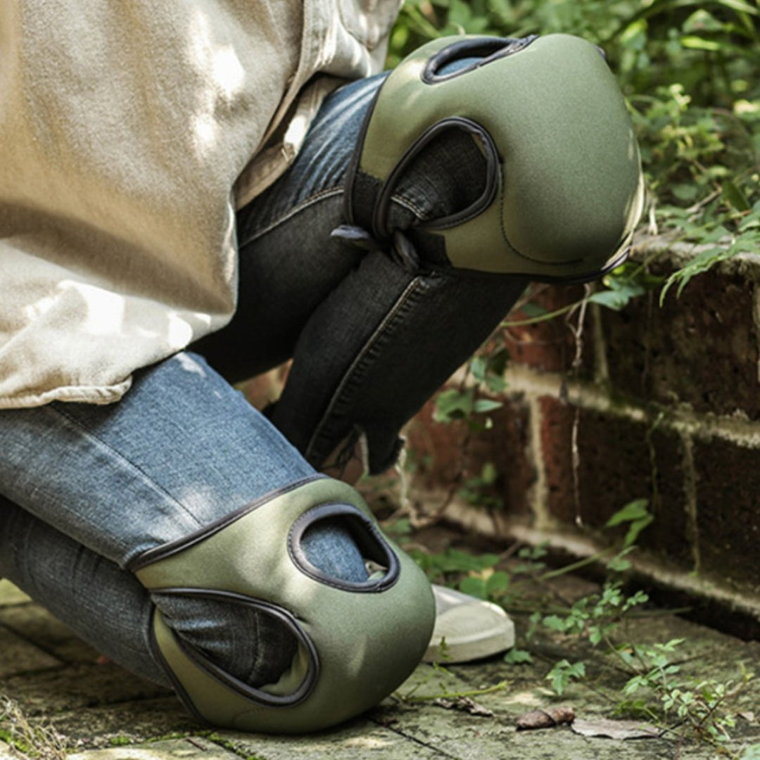 Ergonomiska knäskydd för trädgårdsarbete. Skyddar knäna och ger komfort utomhus.