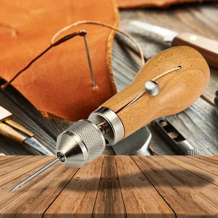 Ergonomiskt syttillbehör med lövträhandtag, perfekt för arbete med läder och tyg, ger komfort och precision.