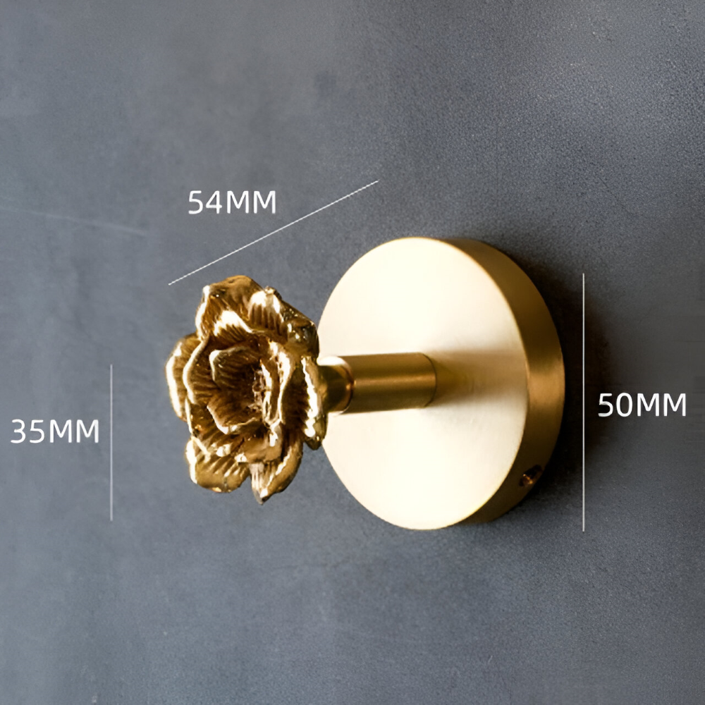 Dekorativ klädkrok i guldlook med fågelmotiv, modern design för stilfull förvaring.