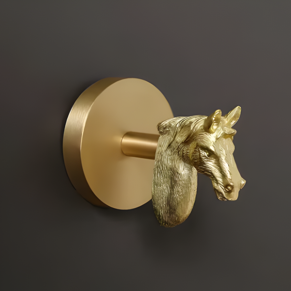 Modern klädkrok med björnmotiv, unik design för funktionell förvaring.