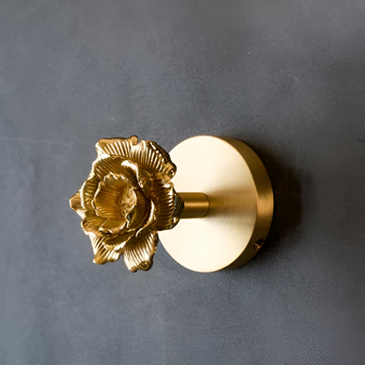 Exklusiv väggkrok med fågelmotiv, stilren design för kläder i modern hall.