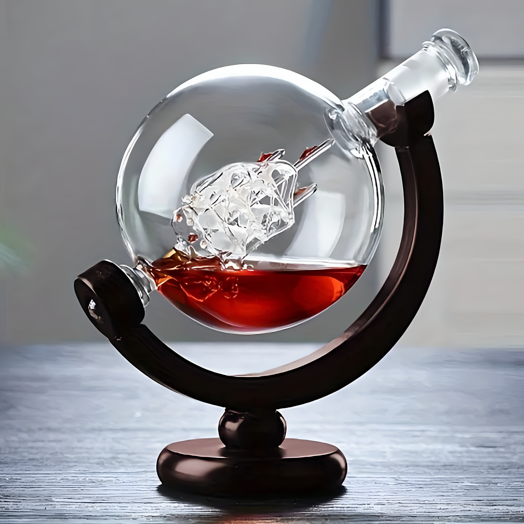 Detaljbild av den blyfria 900 ml globkaraffen för whisky. Unik design & lyxig känsla.