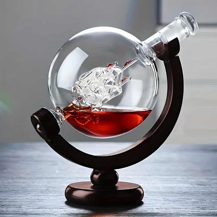 Detaljbild av den blyfria 900 ml globkaraffen för whisky. Unik design & lyxig känsla.
