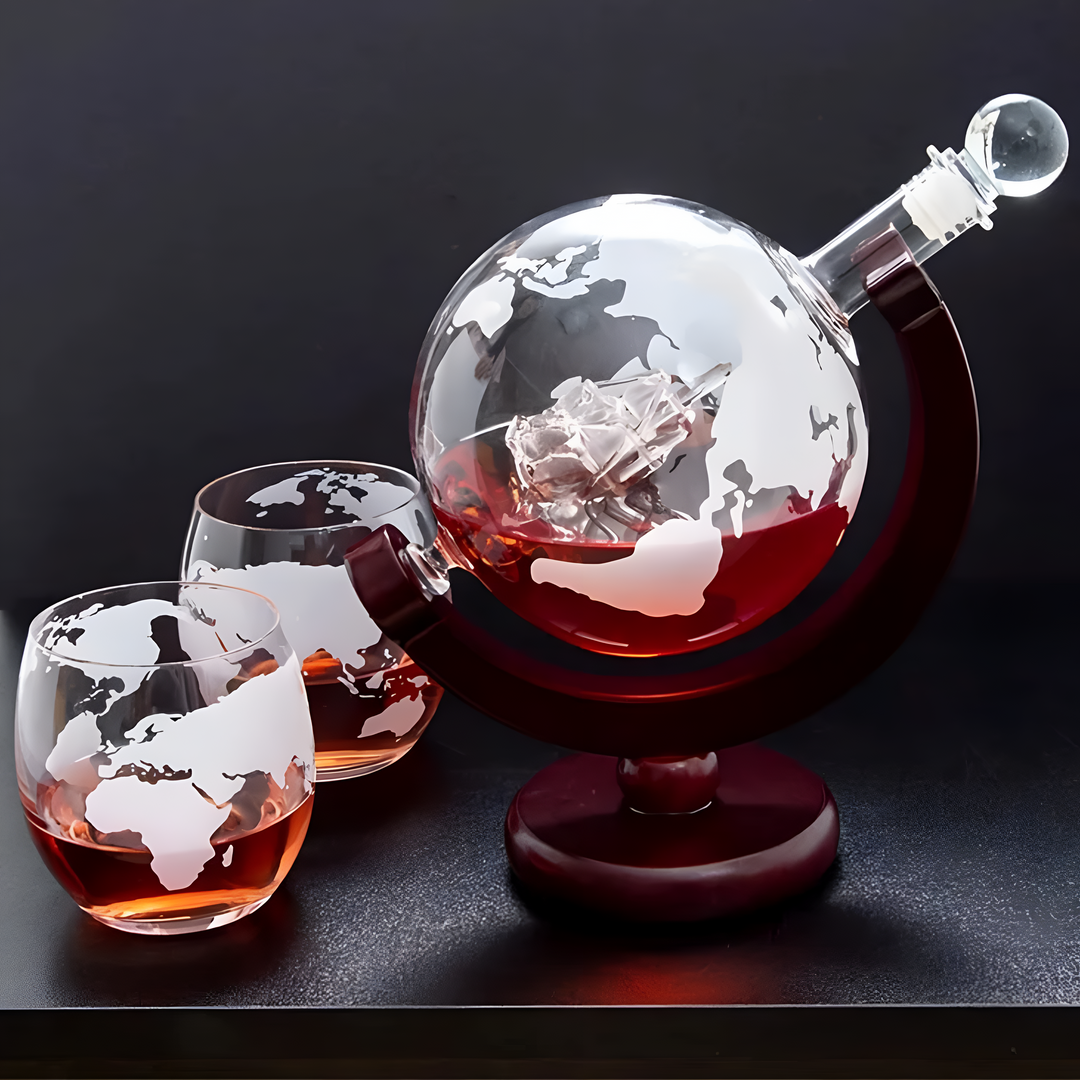 Lyxigt glob karaffset med whiskyglas & träställ placerat på en elegant bardisk. Idealisk present.