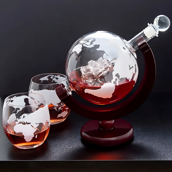Lyxigt glob karaffset med whiskyglas & träställ placerat på en elegant bardisk. Idealisk present.