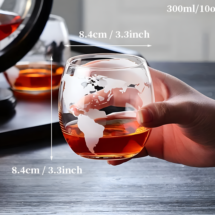 Fyllt 900 ml glob karaffset med whisky, glas & träställ. Njut av en exklusiv dryckesstund.