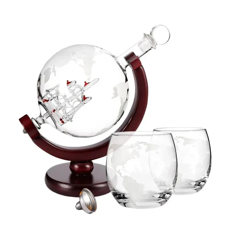 Blyfritt 900 ml glob karaffset för whisky med två glas & stabilt träställ. Elegant & säkert val.