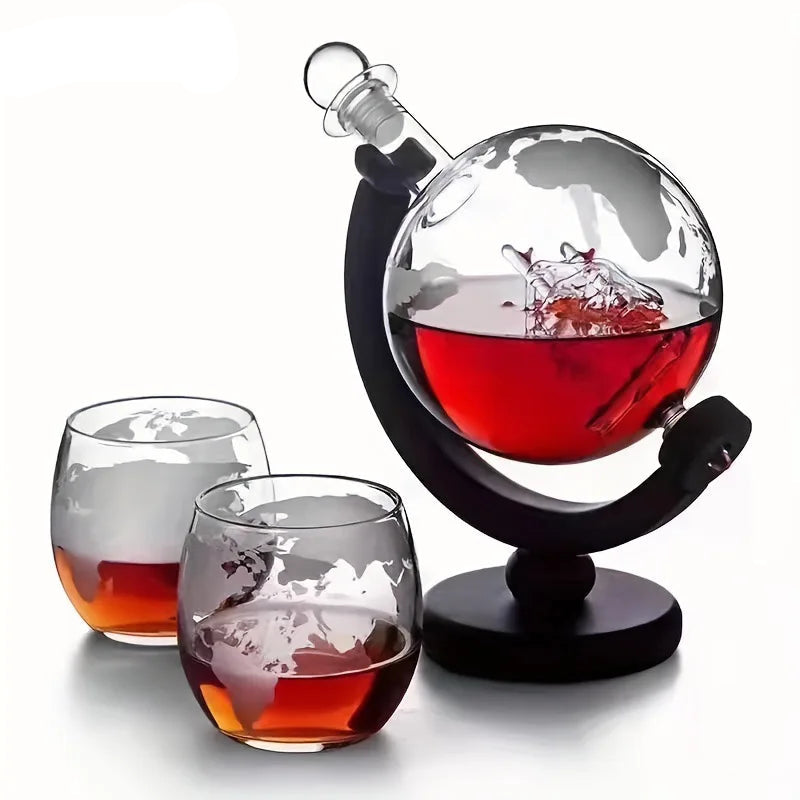 Elegant 900 ml glob spritkaraff med whiskyglas på träställ. En stilfull detalj för hemmet.