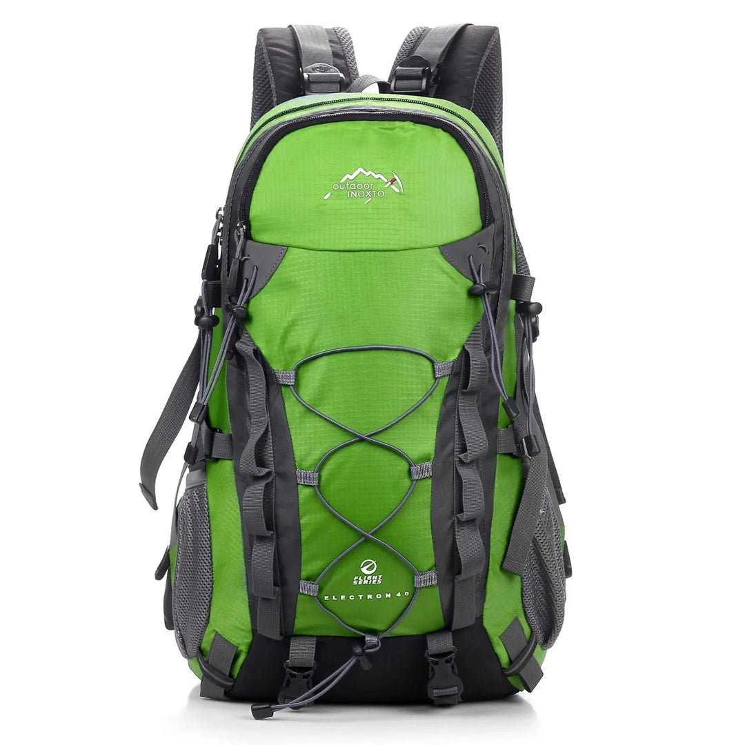 ExplorerMax unisex ryggsäck vid bergsled. Perfekt 40L friluftsryggsäck för vandring & campingäventyr.