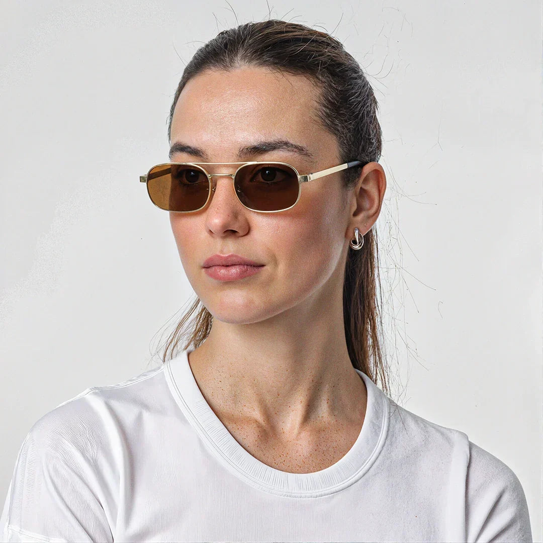 Modell som bär Delphine solglasögon i solljus