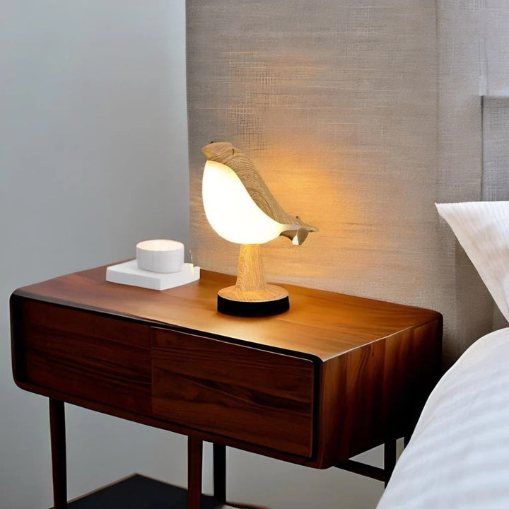 Modern LED-lampa och aromaterapi-enhet placerad på en hylla som fin present