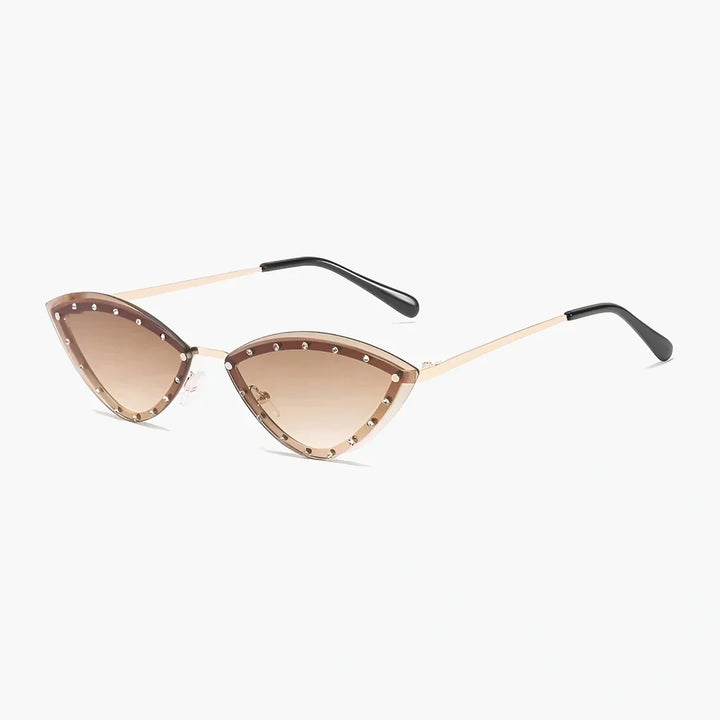 Eleganta solglasögon för damer med trendig champagne-färg och UV-skydd, perfekt modeaccessoar.