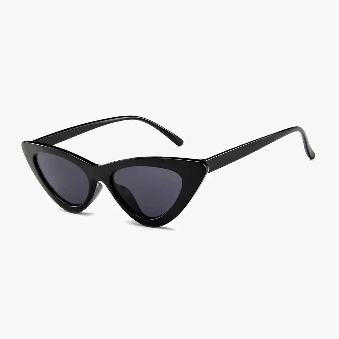 Bruna cat eye solglasögon för dam från sida, stilren damaccessoar för sommar.