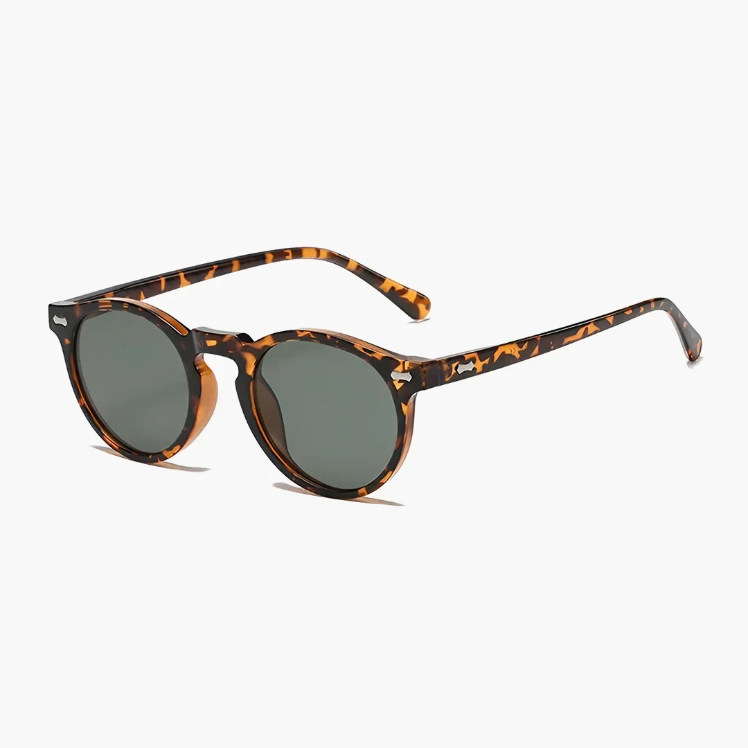 Moderne unisex solglasögon liggande på ljust underlag
