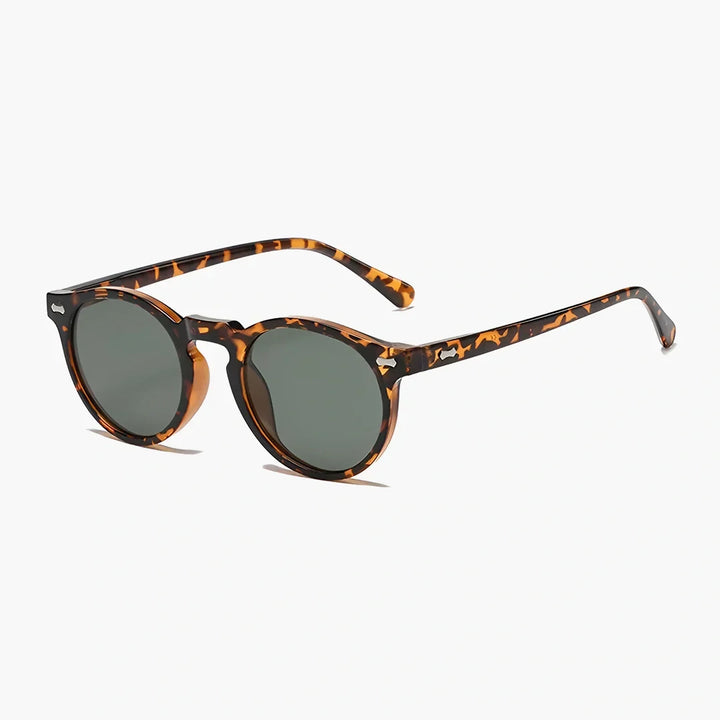 Moderne unisex solglasögon liggande på ljust underlag
