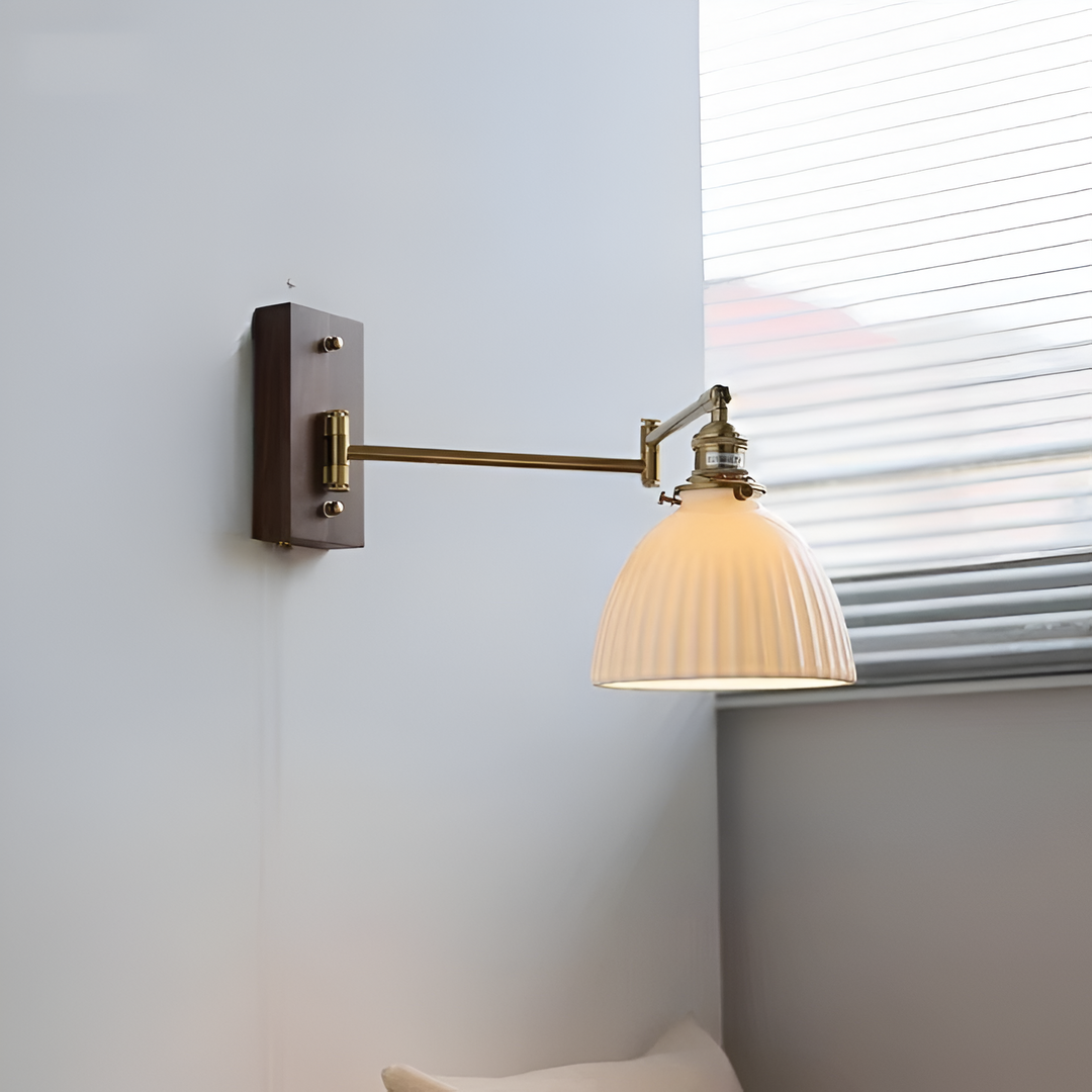Minimalistisk EzyGlow justerbar vägglampa, energisnål LED-design för modern inomhusbelysning.