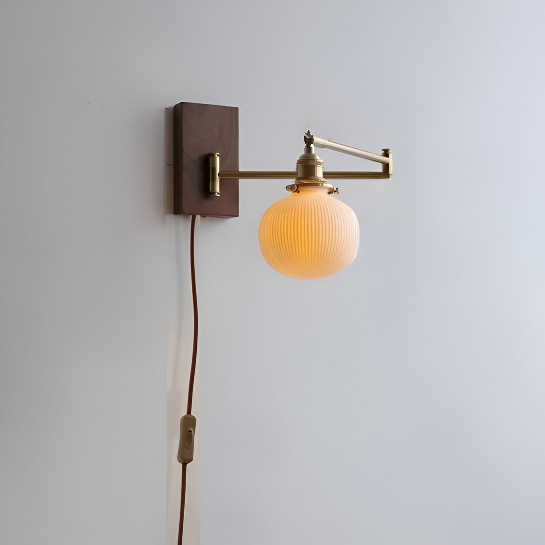EzyGlow justerbar vägglampa i borstad metall, modern LED-design för stilfull inredning.