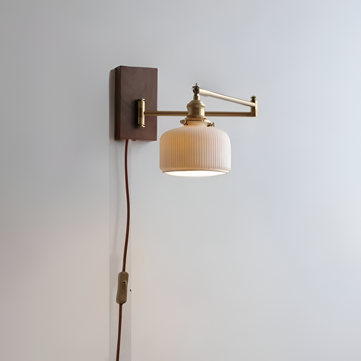 Närbild: EzyGlow justerbar LED-vägglampa, visar flexibel arm & modern, energisnål design.