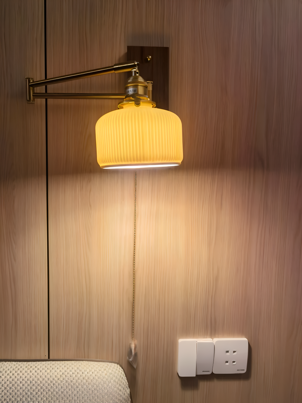 EzyGlow vägglampa i modern design, justerbar LED-belysning för vardagsrumsinredning.