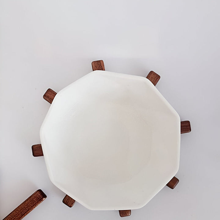 Robust fällbart träunderlägg som värmeskydd. Enkel att fälla ihop och förvara.