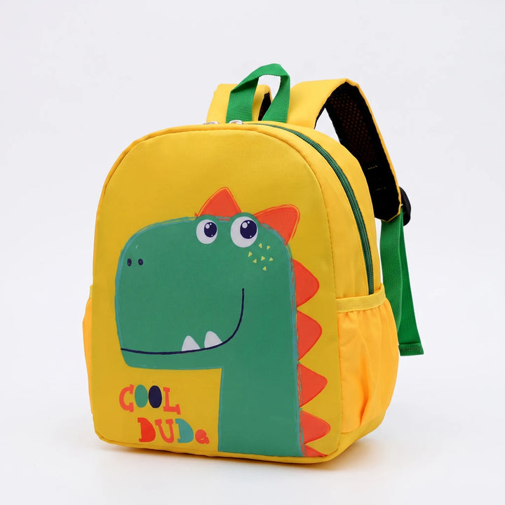 Lekfull barnryggsäck med vattentålig design och färgglad dinosaurieillustration.