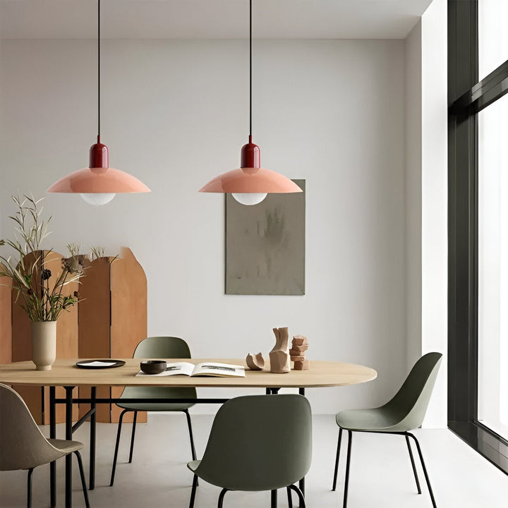 Färgglad Bauhaus pendellampa med kupolformad design för matrum.