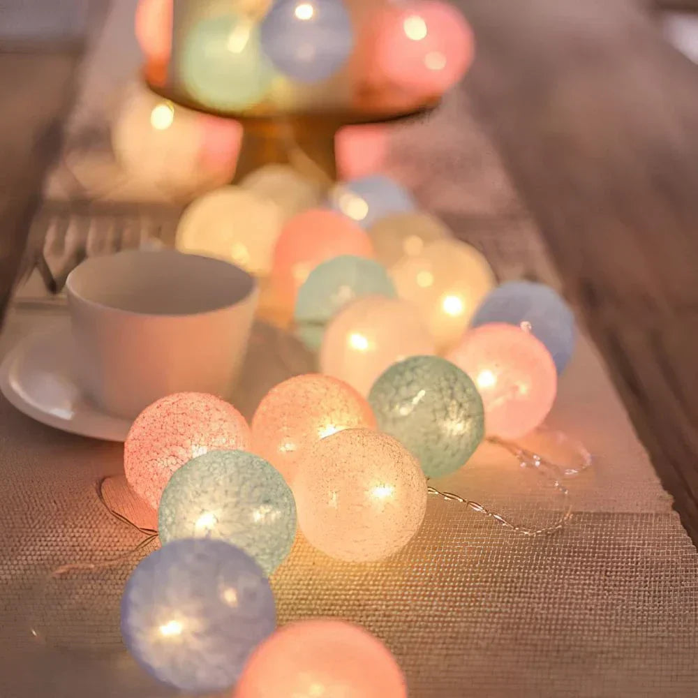 Färgglad LED ljusslinga med bomullsbollar, perfekt för mysig heminredning & festdekoration.