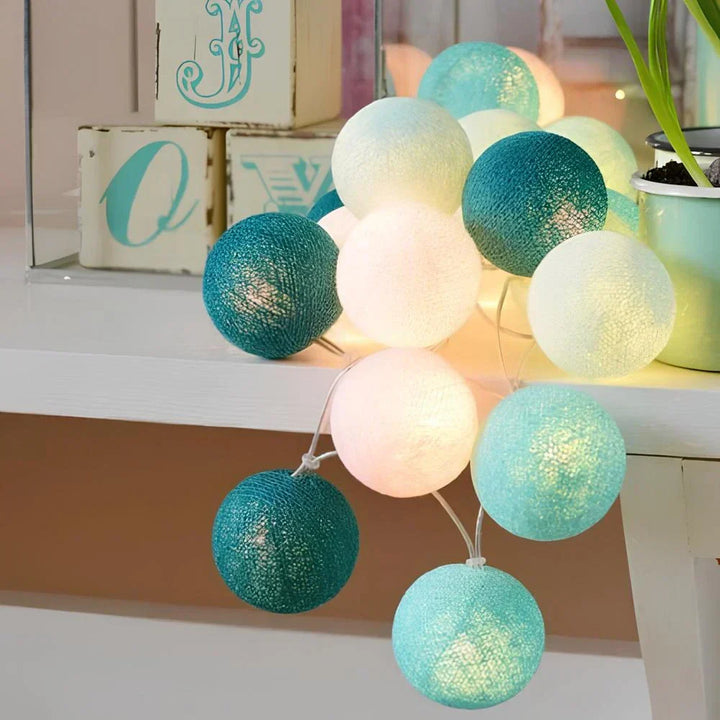 Bomullsbollsljusslinga med LED-lampor, lyser upp vardagsrum & skapar festlig atmosfär.