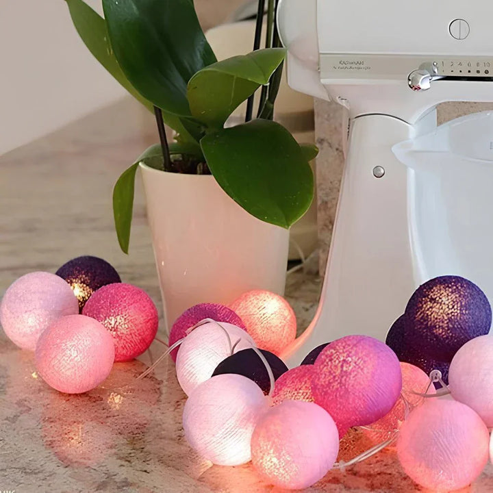Presentvänlig LED-ljusslinga med bomullsbollar, mysig belysning för hem, barnrum & firanden.