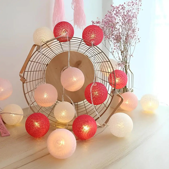 Modern LED-ljusslinga med bomullsbollar, för stilren heminredning & festlig atmosfär.