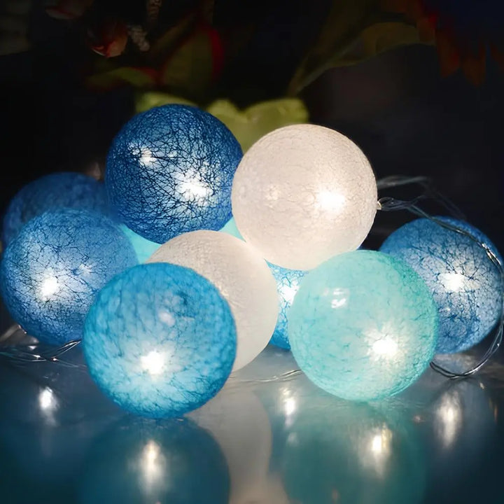 Bomullsbollsljusslinga med LED, färgglad belysning för en mysig & festlig heminredning.