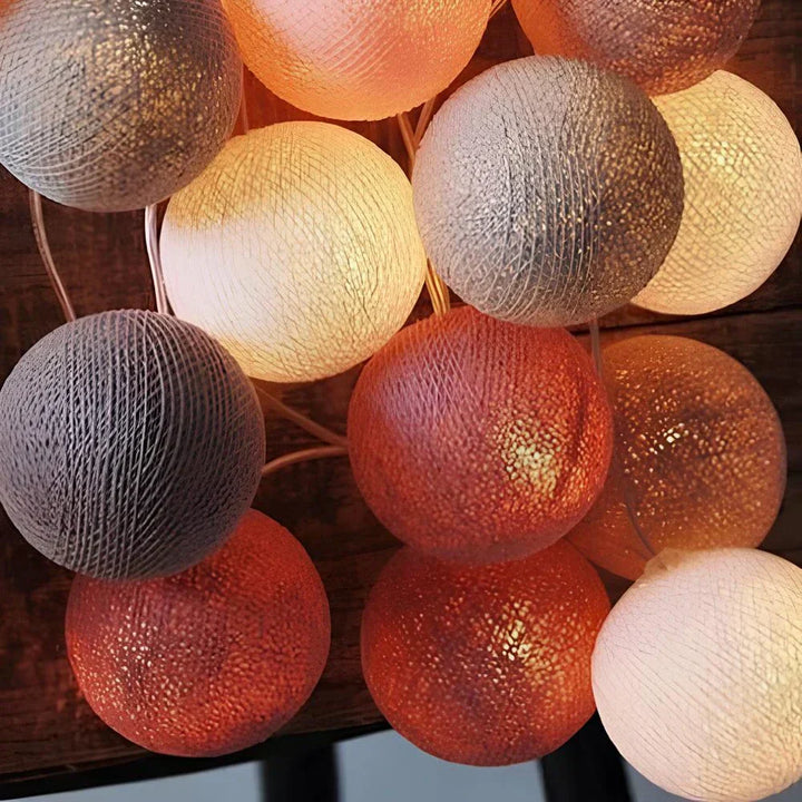 Mångsidig LED-ljusslinga med bomullsbollar, perfekt för att skapa mysig stämning & fest.