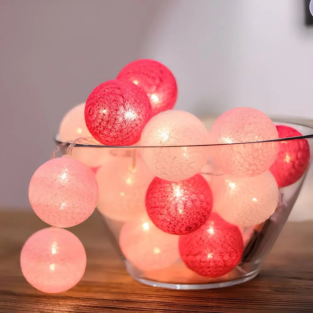 Färgglad bomullsbollsljusslinga med LED-belysning, idealisk som dekoration i hem & på fest.